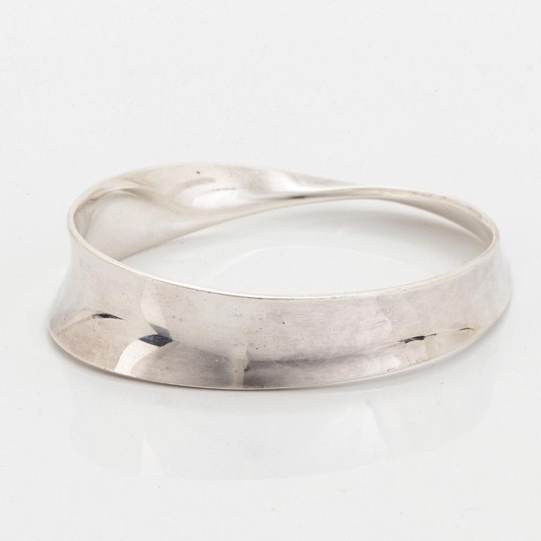 Vivianna Torun Bülow-Hübe, a silver bangle "Möbius", Georg Jensen.