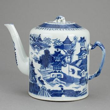 TEKANNA, porslin. Qingdynastin Qianlong 1736-95.