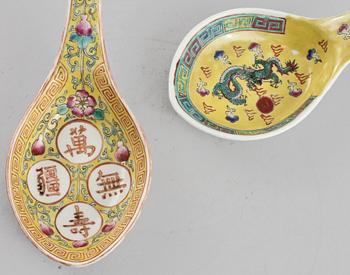 SKEDAR, 2 st, porslin, Kina, 1900-tal, märkta med Guangxu sex karaktärers märke.