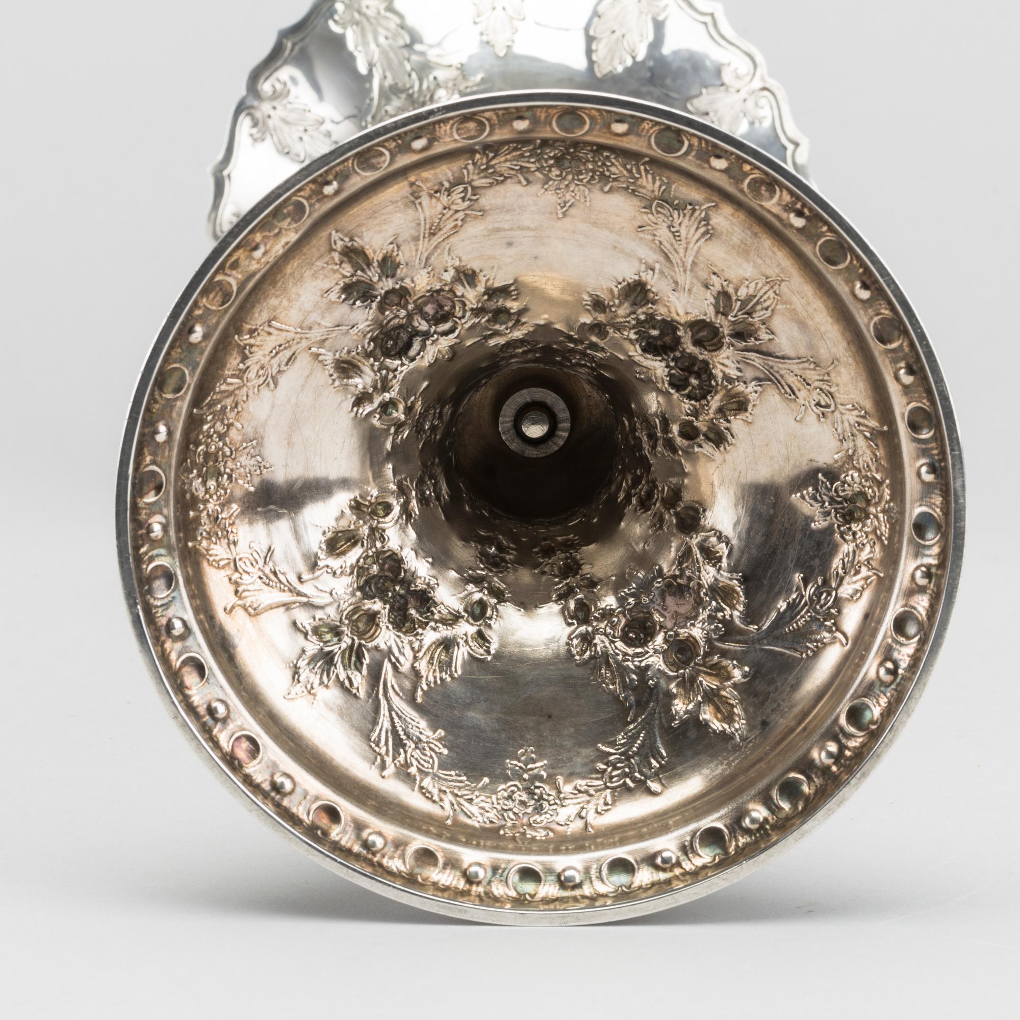 A SILVER VASE FROM SHEFFIELD, England, 19th century, weight ca 490g.