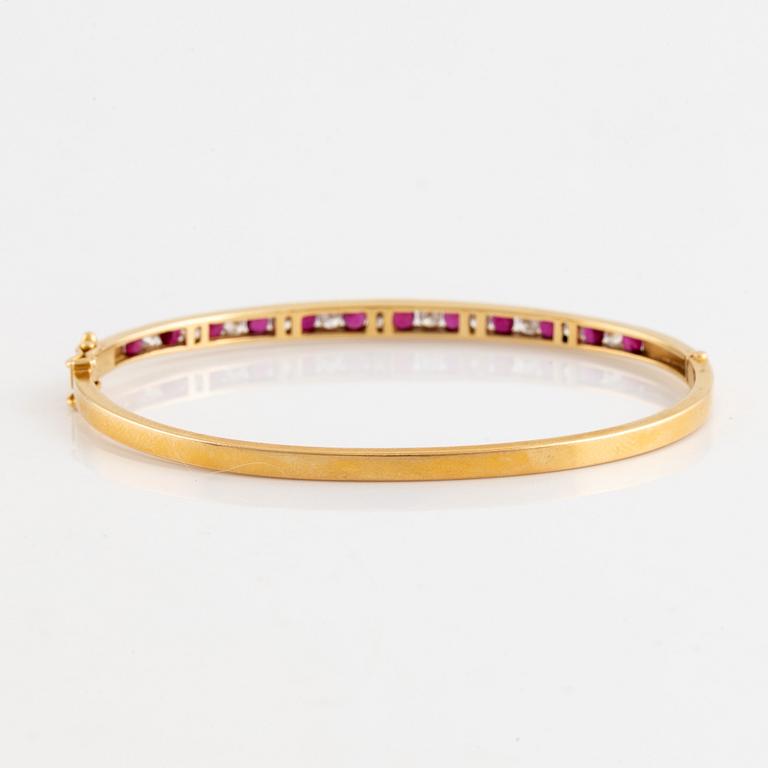 Armring, 18K guld med briljantslipade diamanter och rubiner.