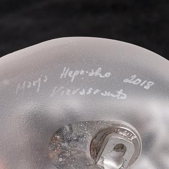 Marja Hepo-aho, glasskulptur, "Strange Beach", signerad Marja Hepo-aho 2018, Glass Studio Mafka&Alakoski Riihimäki.
