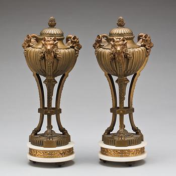 CASOLETTER, ett par, gustaviansk stil. Omkring 1900.