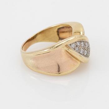 Ring, 18k gold with brilliant-cut diamonds.