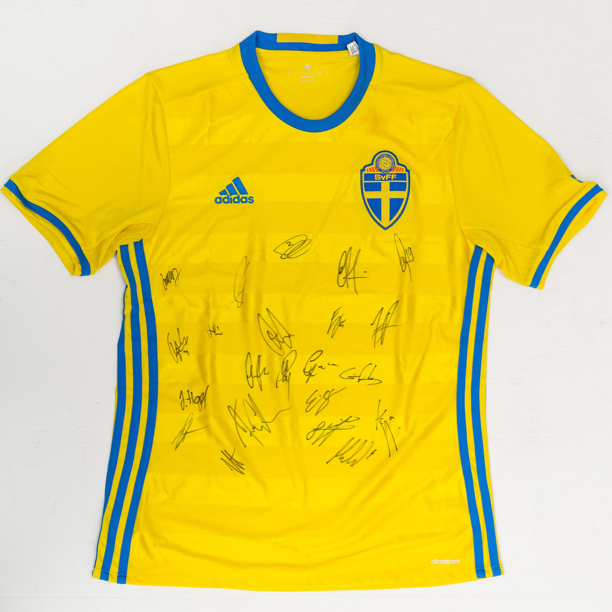 LANDSLAGSTRÖJA, med autografer från herrlandslaget i fotboll, 2016.