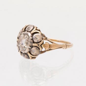 An 8K white and red gold ring set with rose cut diamonds.