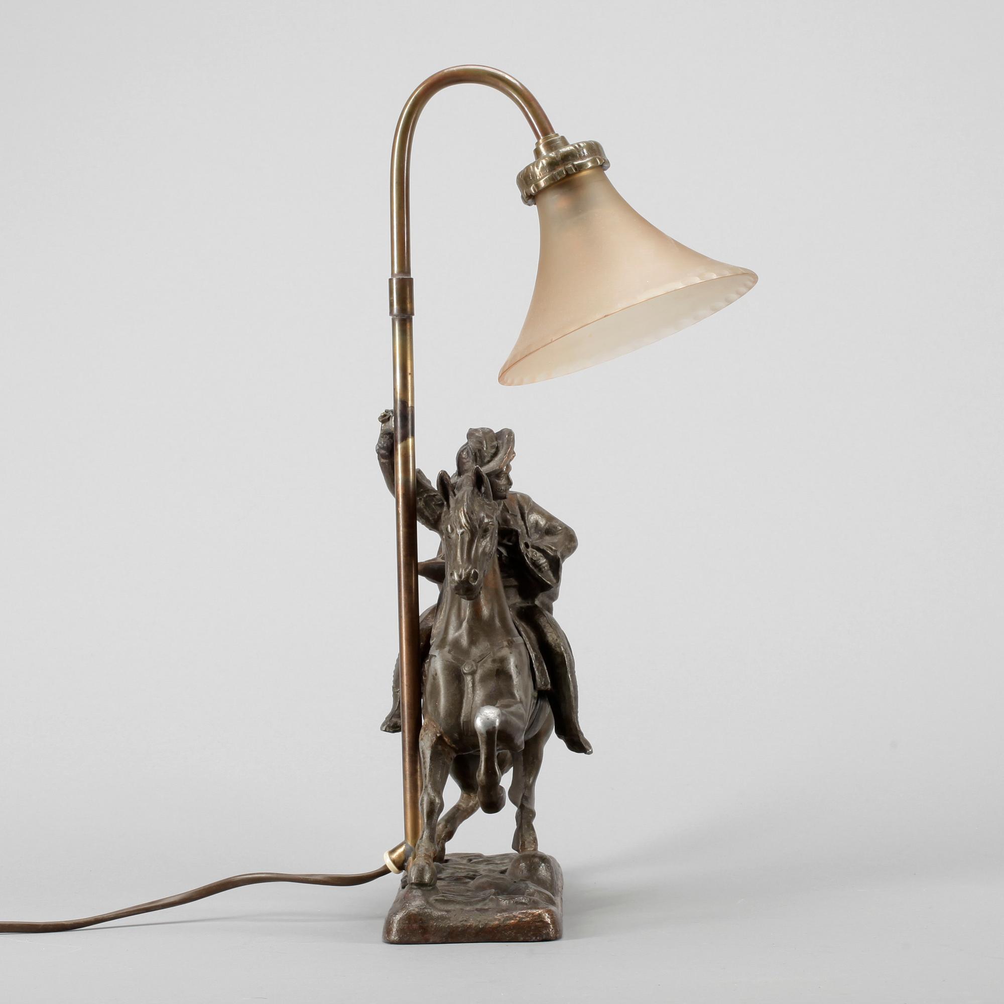 BORDSLAMPA, patinerad vitmetall, 1900-talets början.