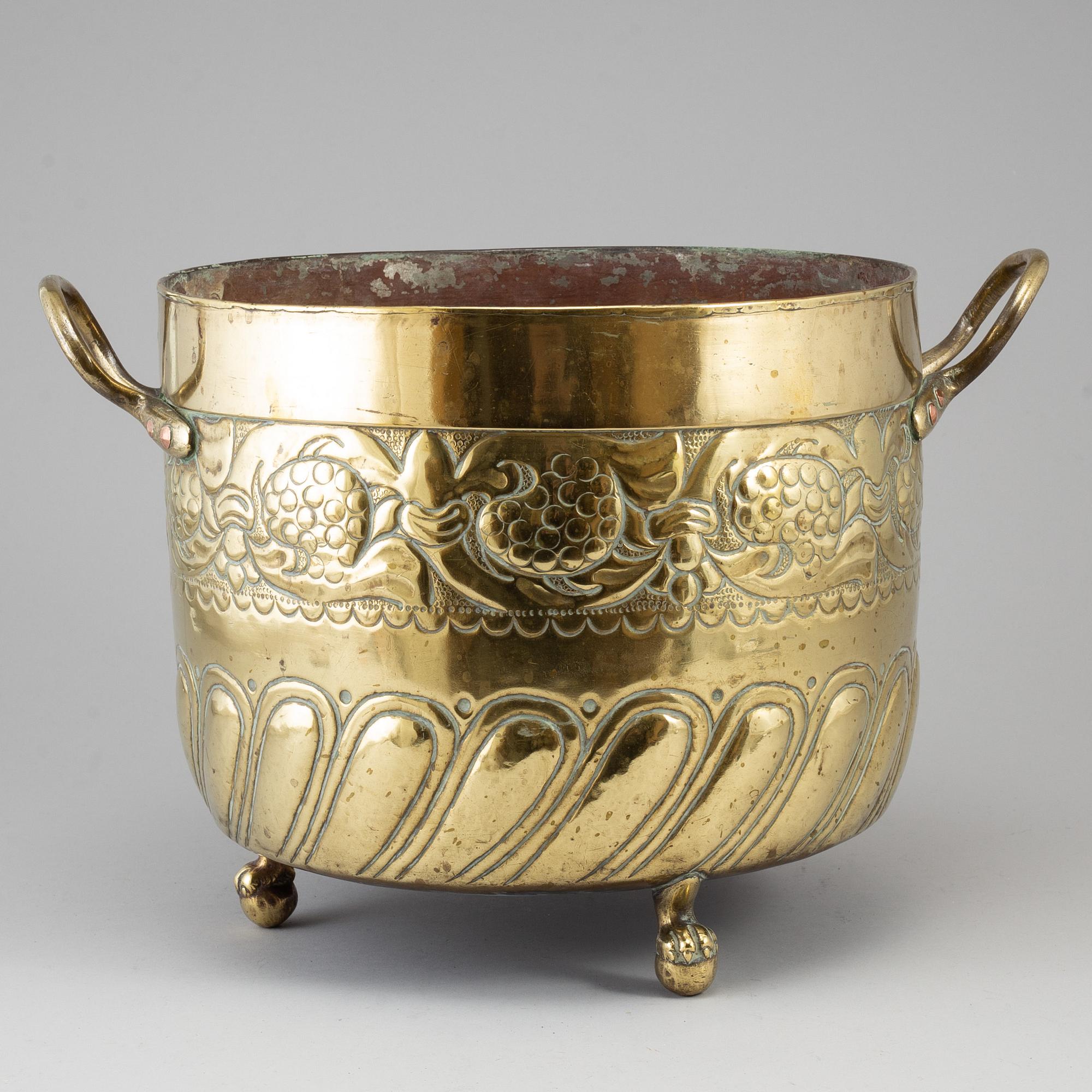 A brass flower pot, 18th/19th century.