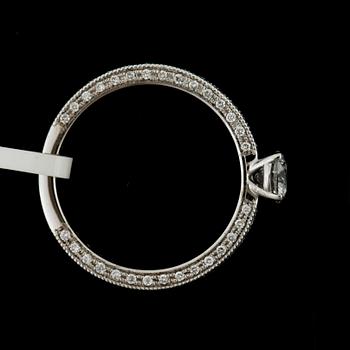 RING, 18k vitguld med briljantslipde diamanter mittsten ca0,50ct, övriga tot ca0,40ct. Vikt 2,7g.