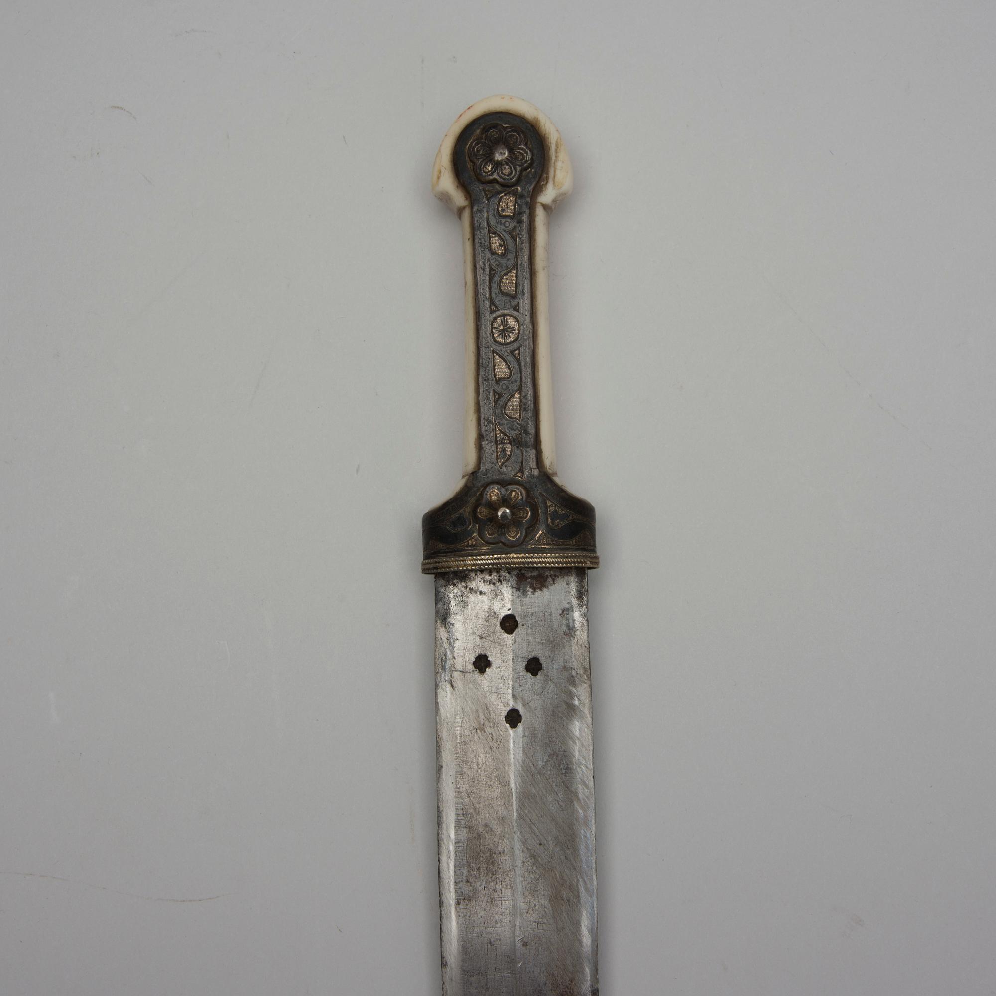 KINDJAL, Ryssland, 1800-tal, silver och niello-beslag.