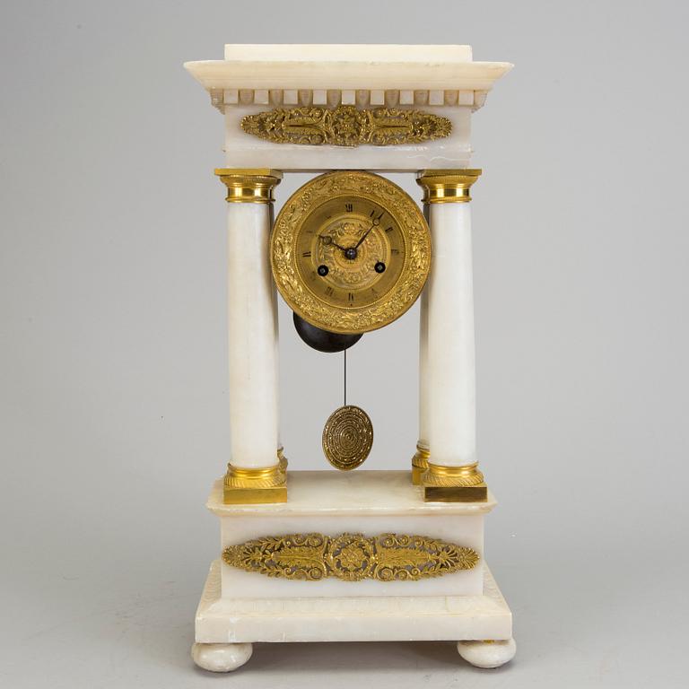 AN ALABASTER AND GILT BRASS TABLE CLOCK, mid 19th century.