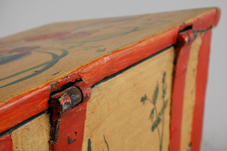 A wooden handicraft casket, made in the first half of the 19th century.