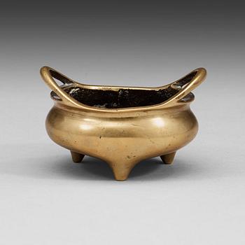 25. A bronze censer, Qing dynasty with Xuandes six character mark.