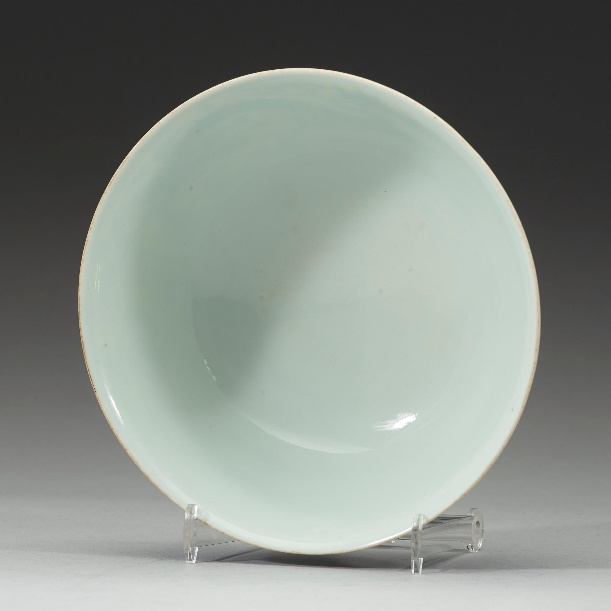 A delicate blue and white bowl, Qing dynasty, 18th century, with a four charactere hall mark.