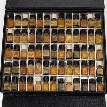 Parfymflakonger, 80 st, i konsulentportfölj, S.A. Tombarel Freres, Grasse, Frankrike, 1950-tal.