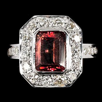 1115. RING, trappslipad rosa turmalin samt briljantslipade diamanter, tot. ca 1 ct.