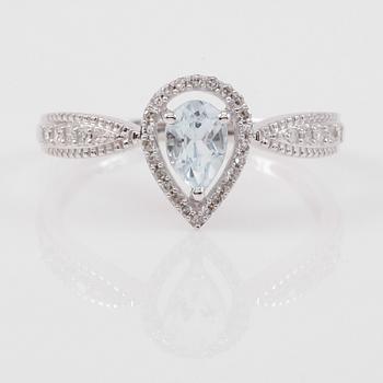 RING, 14K vitguld, akvamarin tot ca 0.50 ct. och diamanter tot ca 0.14 ct.