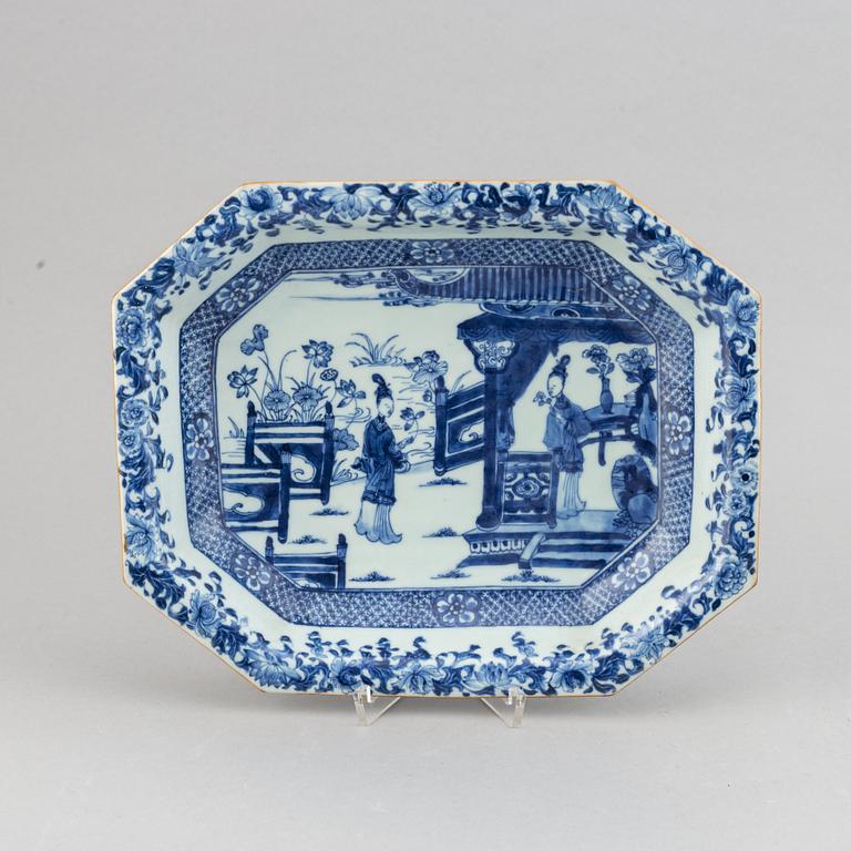 A blue and white tureen stand,Qing dynasty, Qianlong (1736-95).