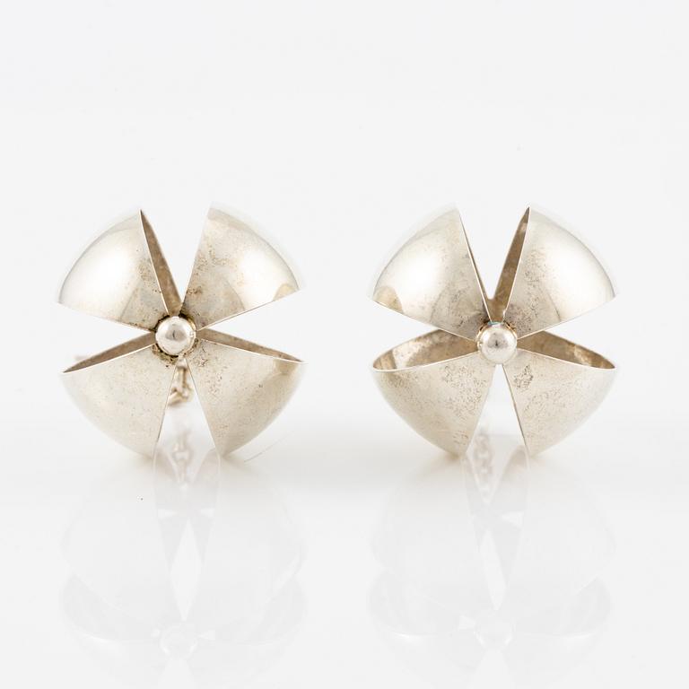Elis Kauppi, örhängen, ett par, silver, Kupittaan Kulta, Åbo 1967.