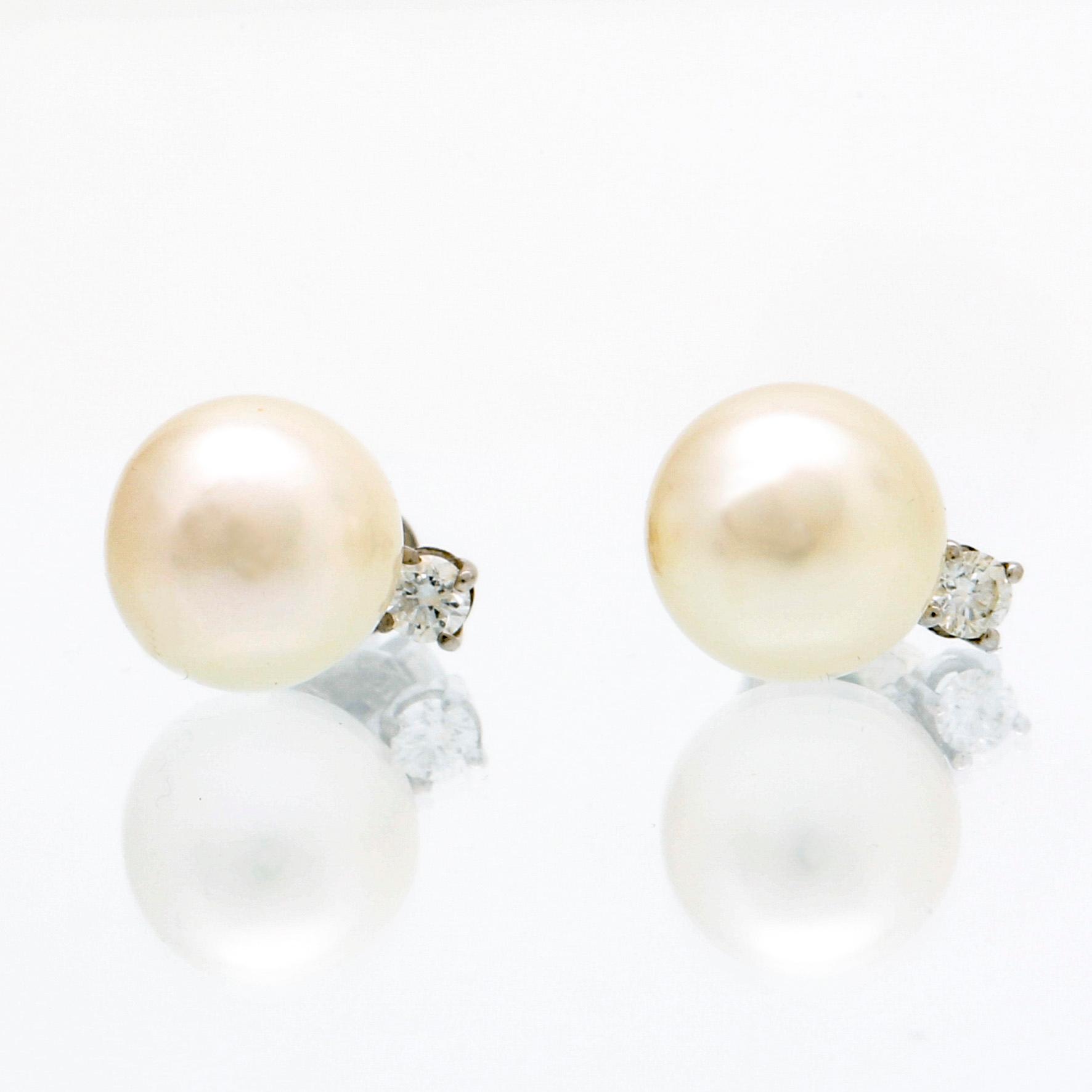 Earrings 18K whitegold 2 cultured pearls approx 10 mm and 2 brilliant-cut diamonds approx 0,15 ct.