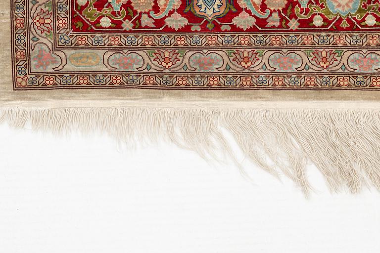 Matta, Old, silke Hereke, signerad, ca 166,5 x 109 cm.