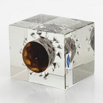 Oiva Toikka, An annual cube, signed Oiva Toikka Nuutajärvi 1979 and numbered 349/1000.