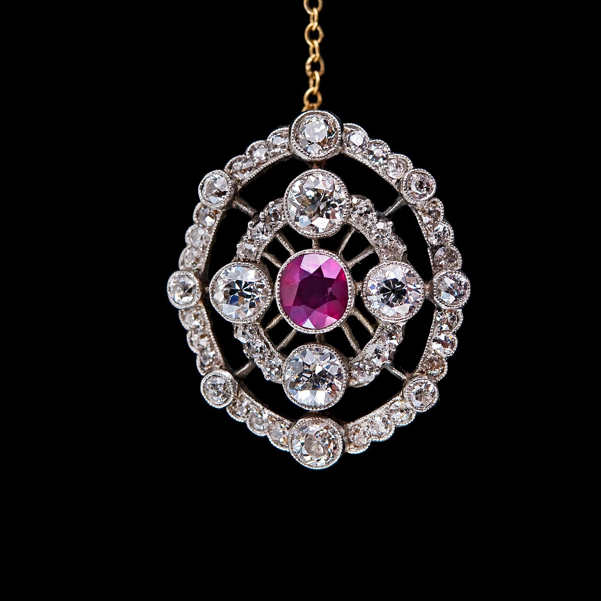 A BROOCH, ruby c. 0.80 ct, old cut diamonds c. 3.55 ct. H/ vs/si.