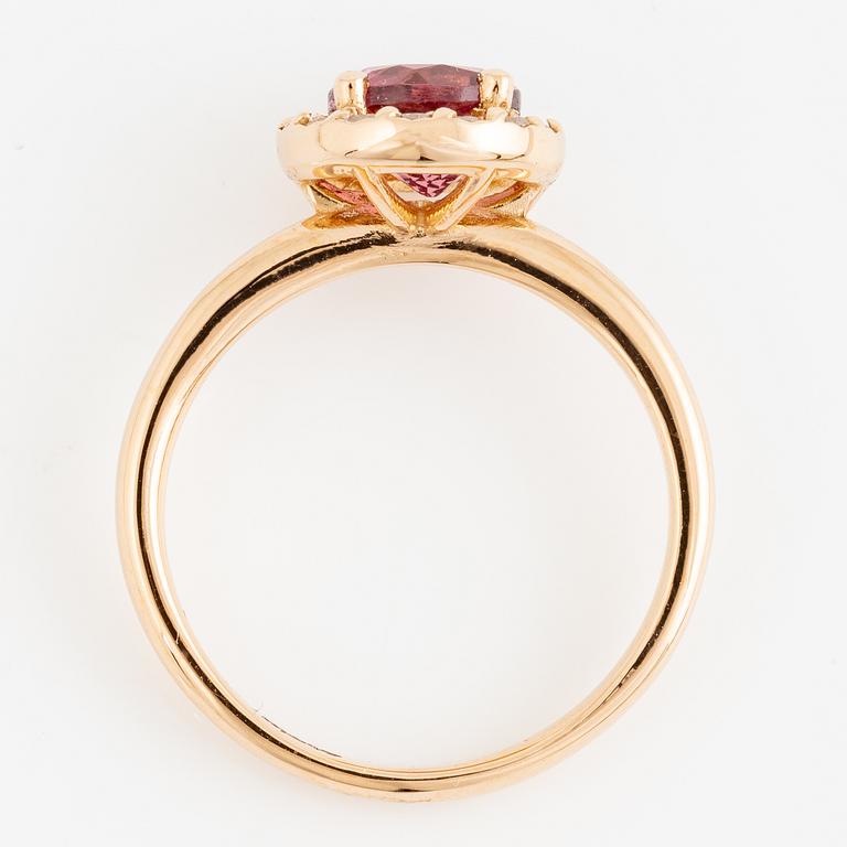 Ring 18K roséguld med rosa turmalin och briljantslipade diamanter.