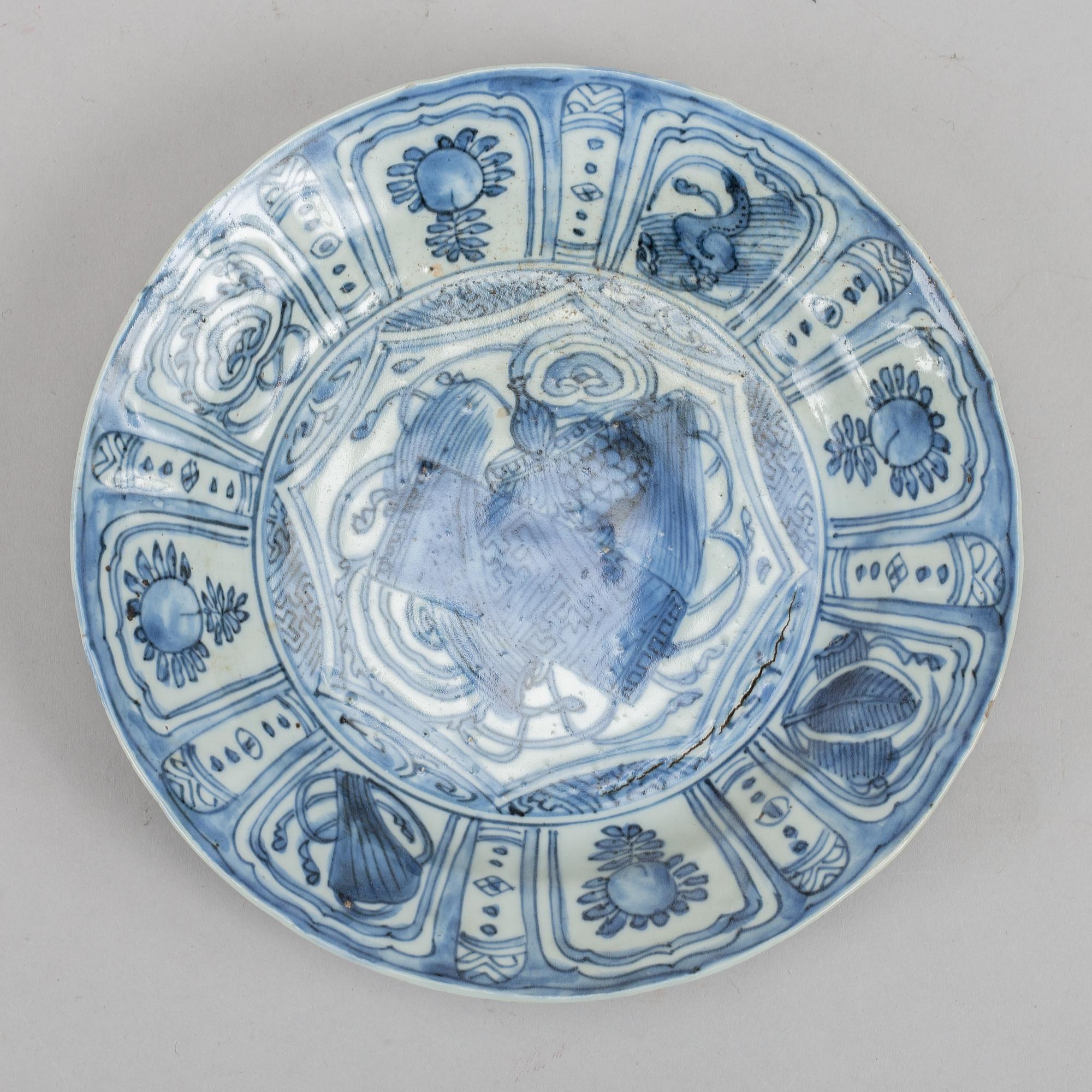 A set with three blue and white Kraak dishes, Ming dynasty, Wanli (1572-1620).