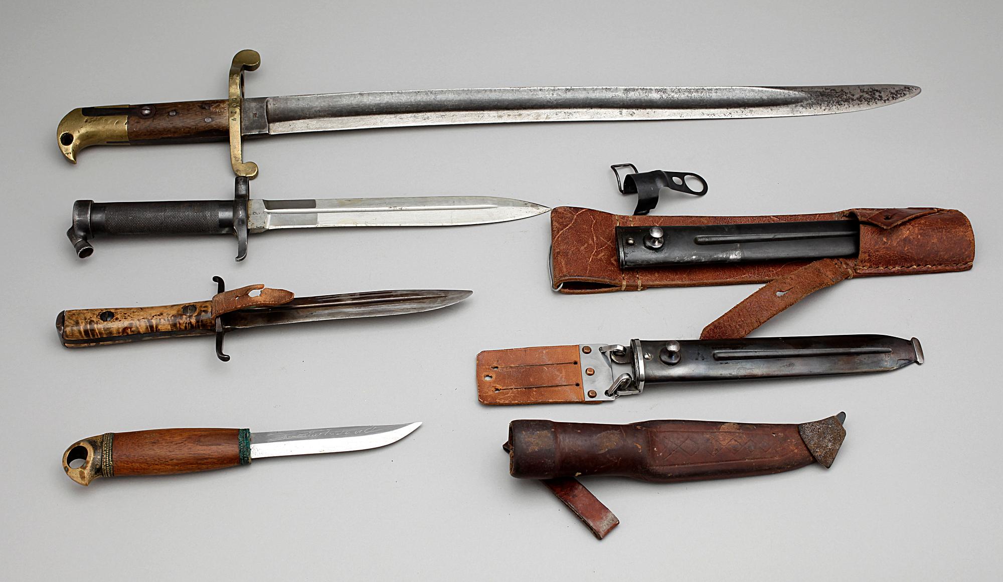 KNIV SAMT BAJONETTER, 3 st, 1900-tal.