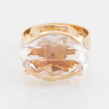 18K gold and oval rock crystal ring.