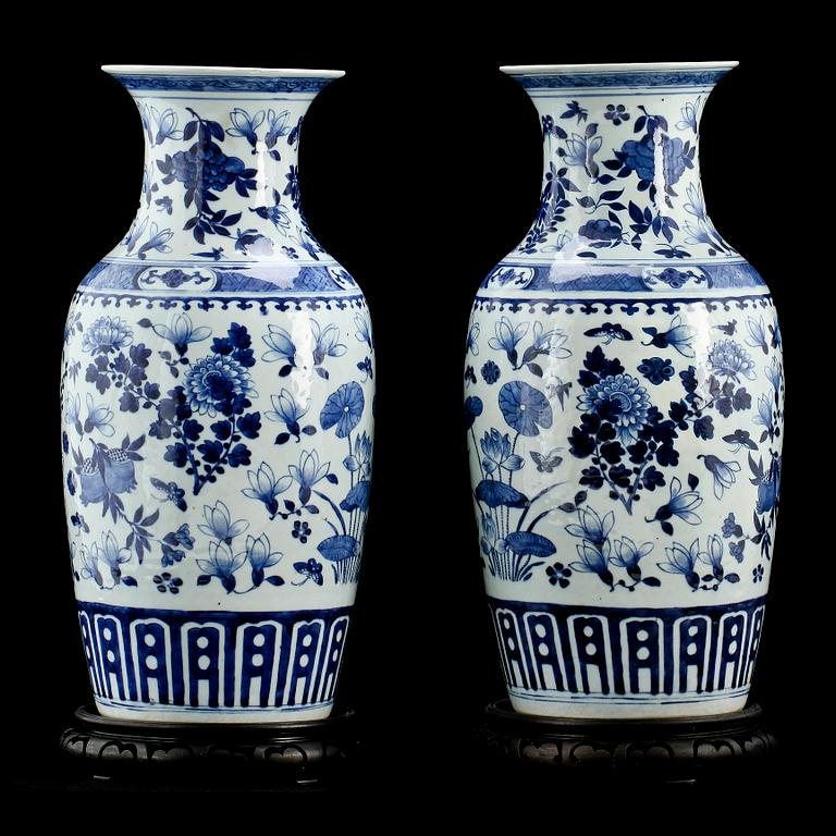 GOLVURNOR, ett par, porslin, Kina, 1800-tal.