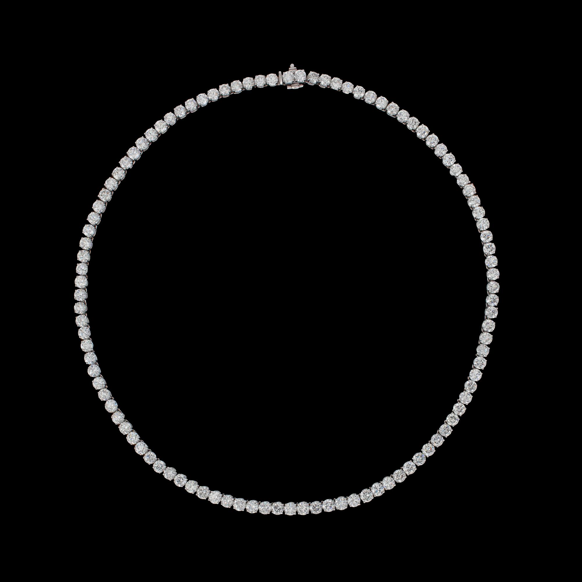 A magnificent brilliant cut diamond rivérè, tot. 36 cts.