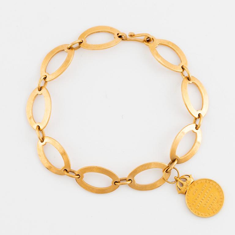 18K gold bracelet, with charm medal.