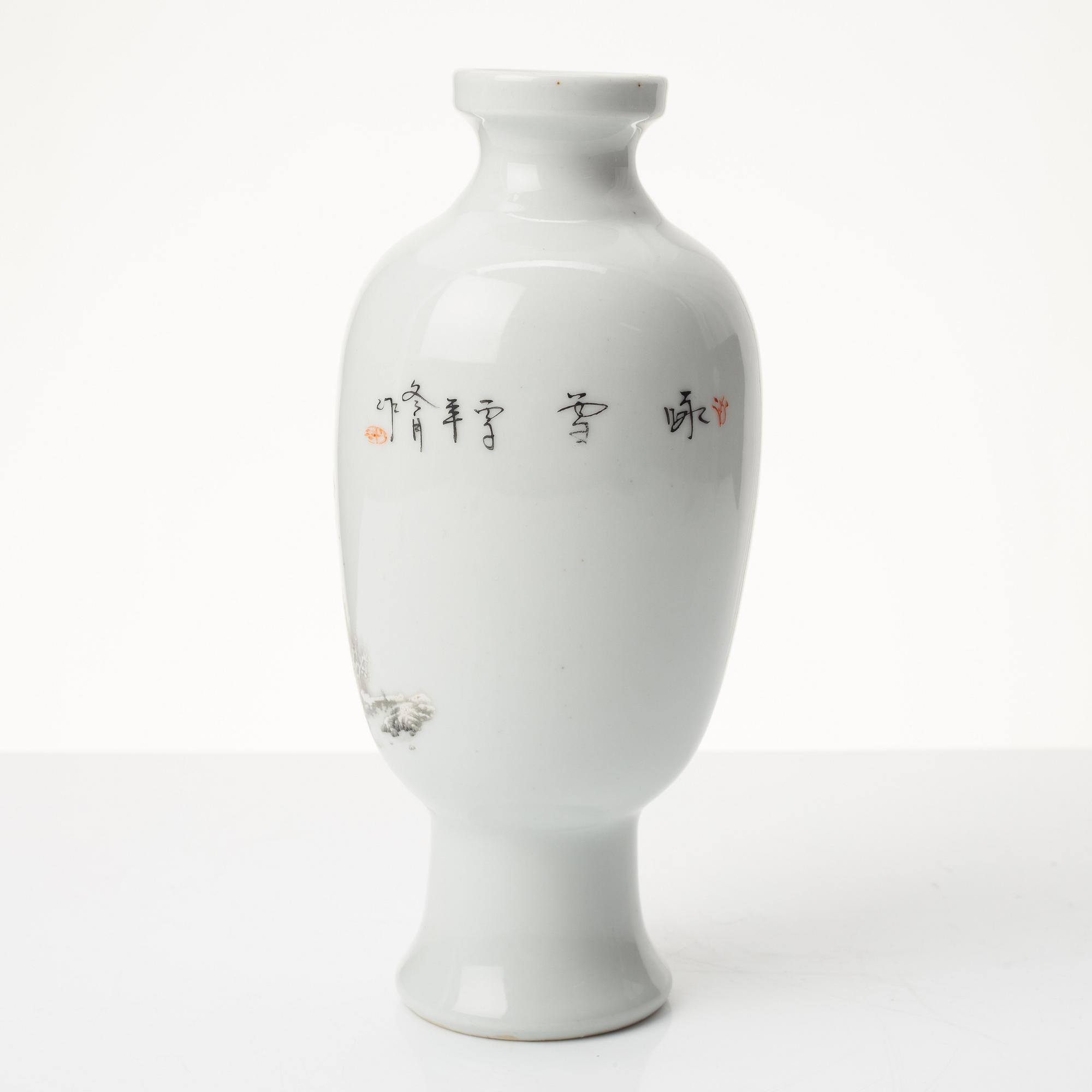 A Chinese porcelain vase, Republic period (1912-49).