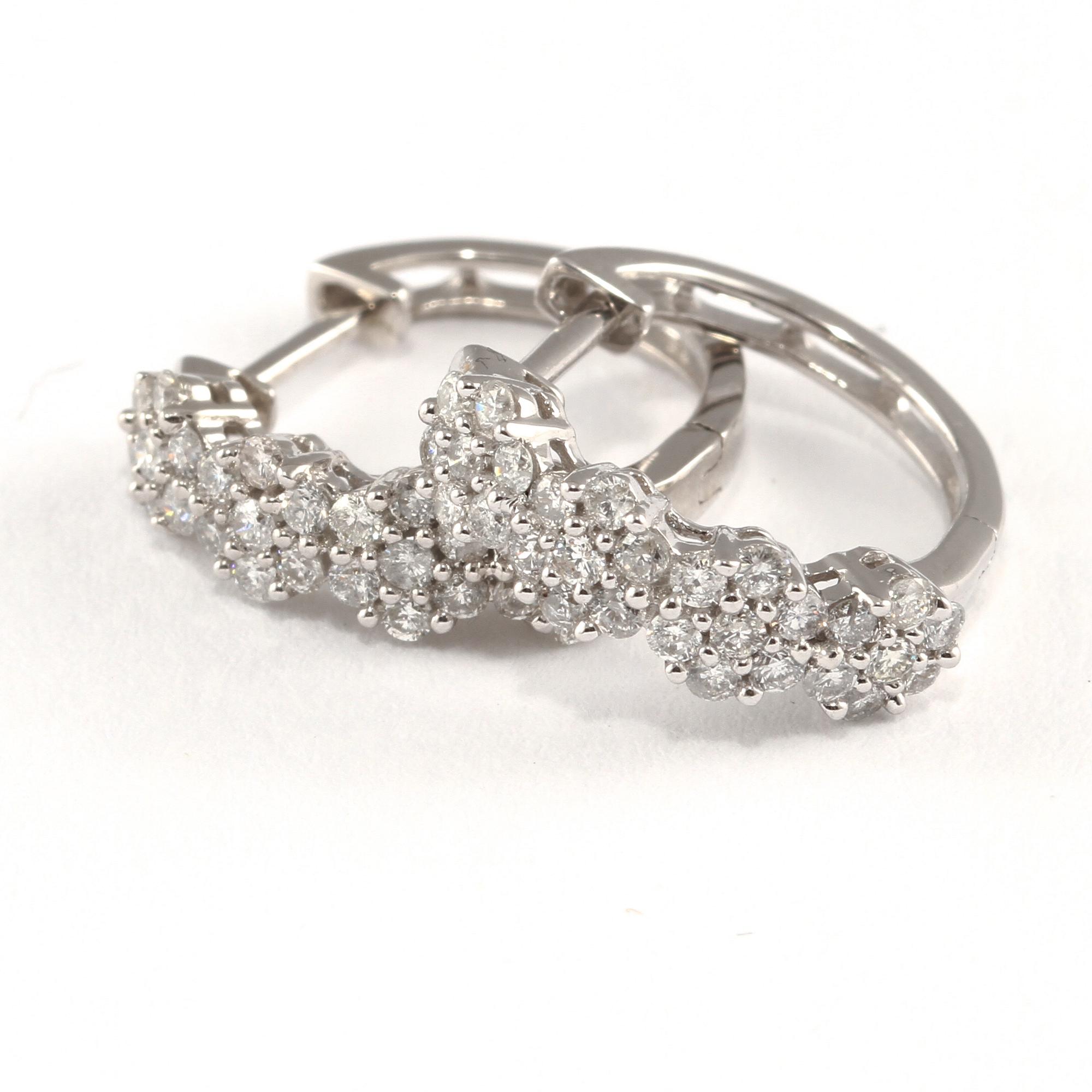 ÖRHÄNGEN, ett par, 18k vitguld med briljantslipade diamanter, totalt 0.63 ct. Vikt 3 g.