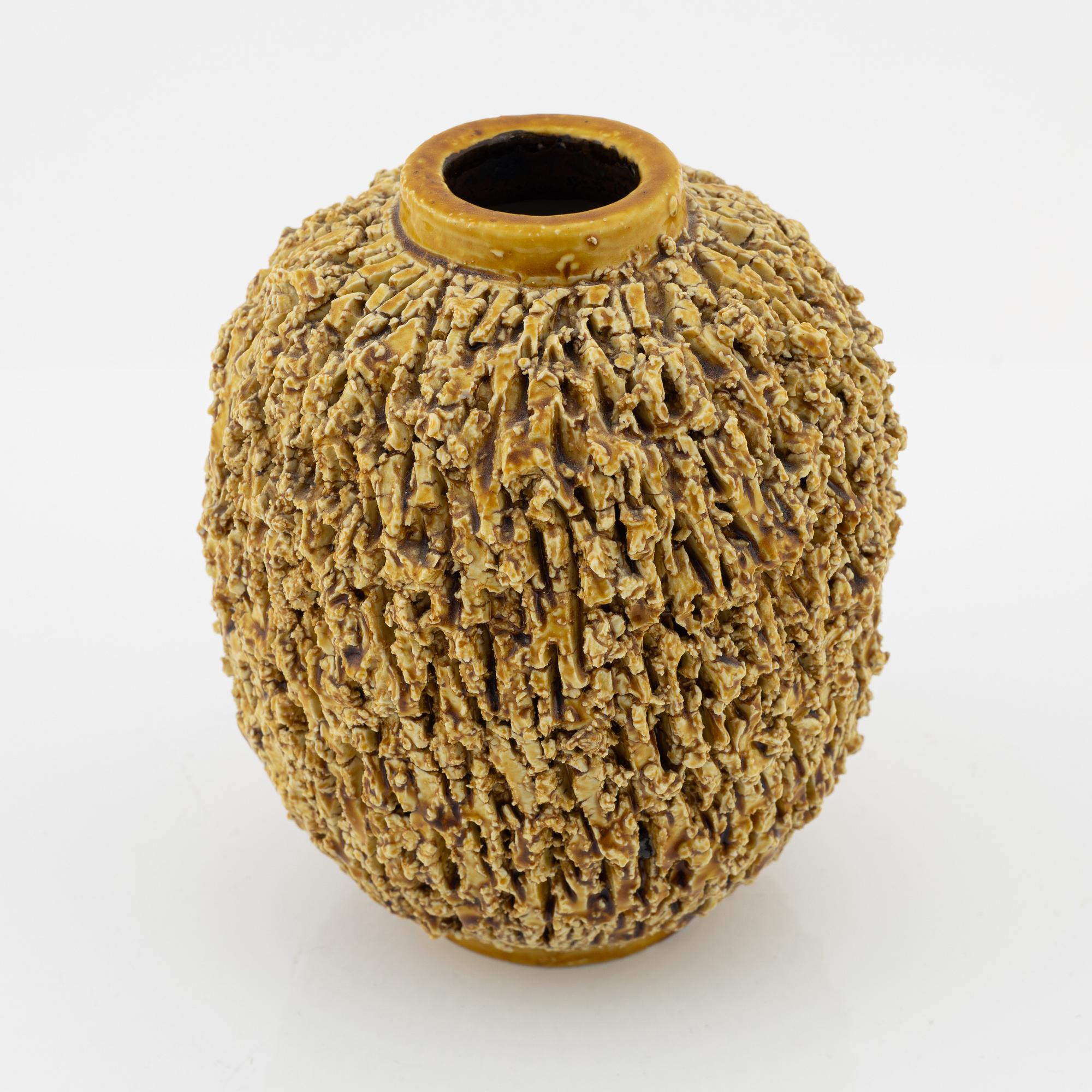 Gunnar Nylund, vas, chamotterat stengods, "Igelkottsvasen", Rörstrand.