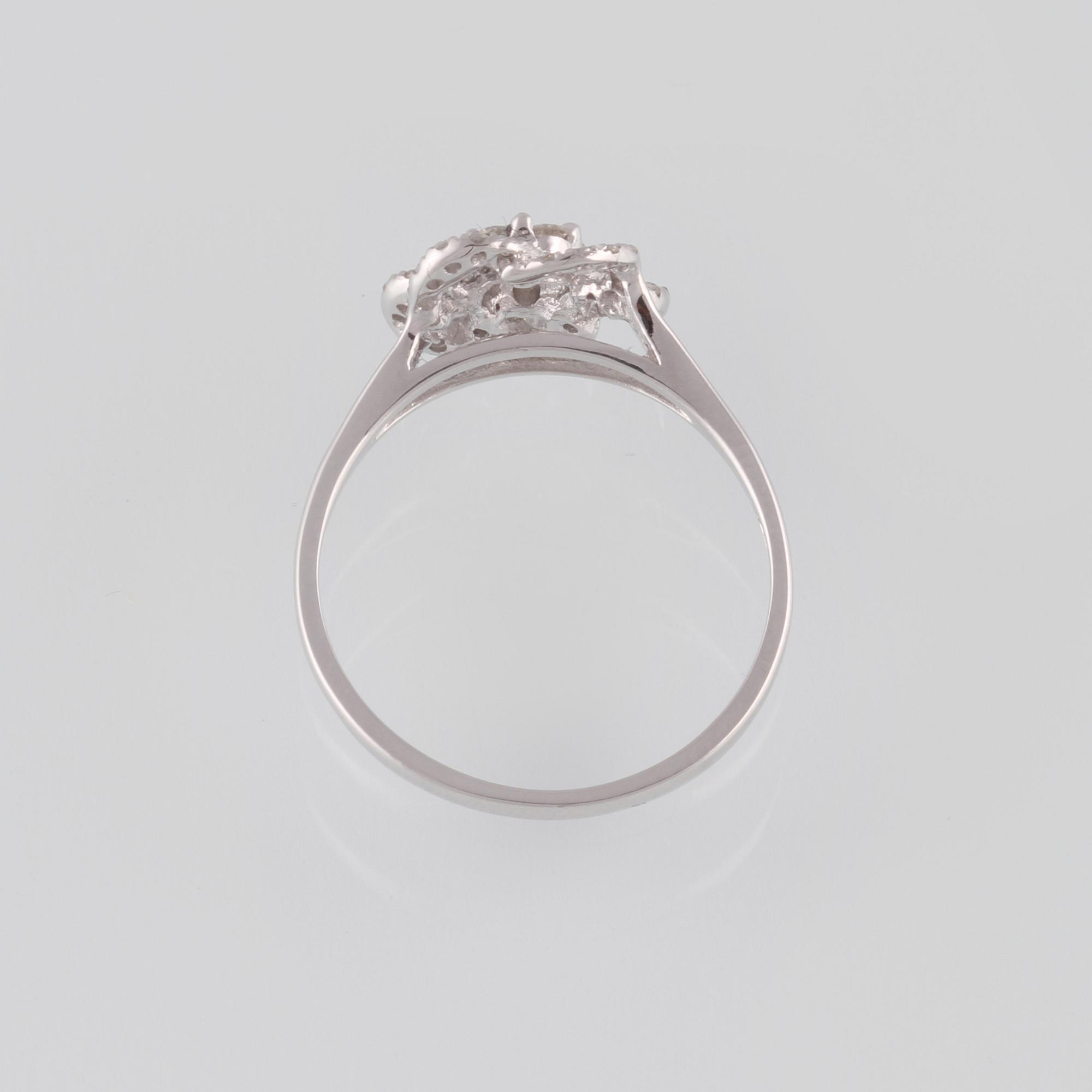 RING, 18K vitguld med baguette och briljantslipade diamanter ca 0.36 ct. Vikt 2,0 gram.