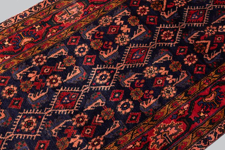 A Hamadan runner, approx. 540 x 110 cm.