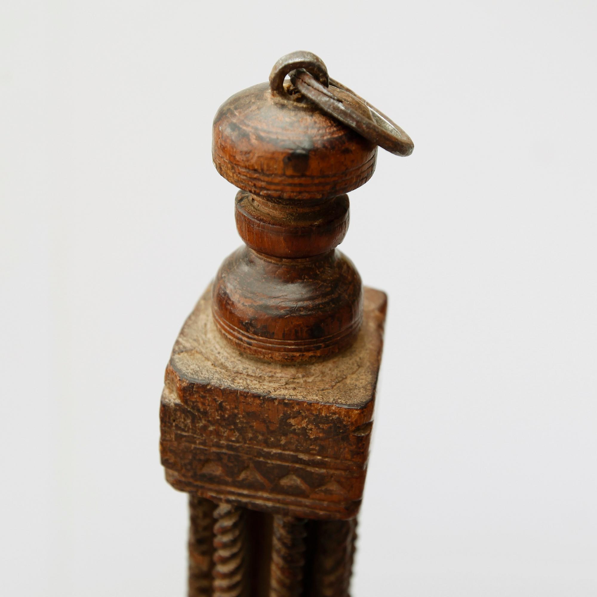 TAKKRONA, skuret trä, sannolikt Norge 1600-/1700-tal. Höjd ca 43 cm.