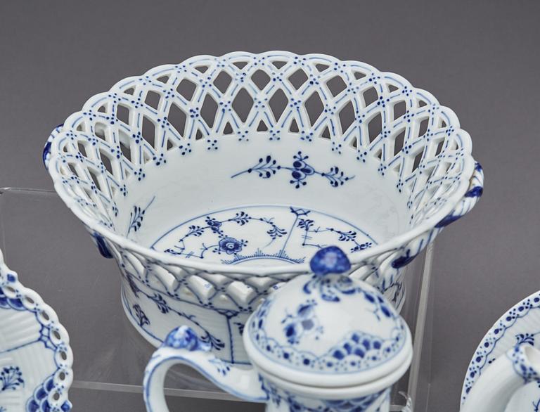 KAFFESERVIS, ca 28 dlr, Musselmalet, Royal Copenhagen, 1900-talets mitt, porslin.