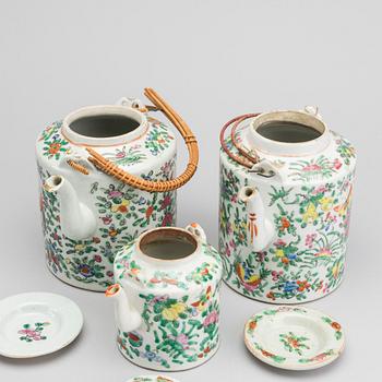 A set of three Chinese porcelain teapots around 1900.