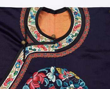 JACKET, silk. China late Qing. Height 64 cm.