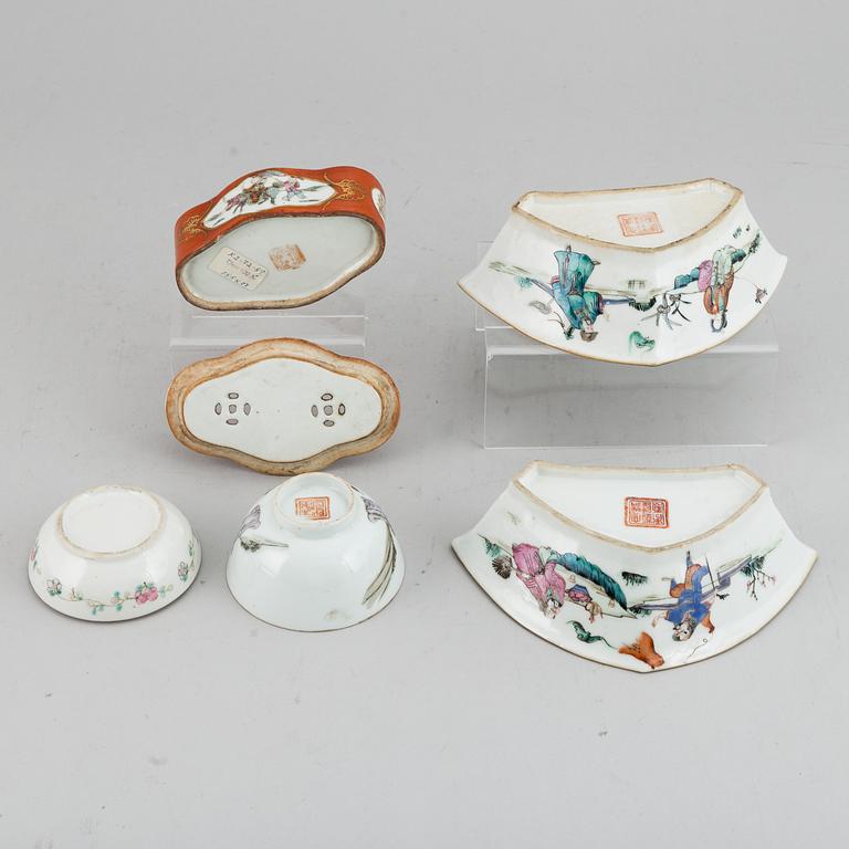 A group of five porcelain objects, Qing dynasty, late 19th/early 20th century.