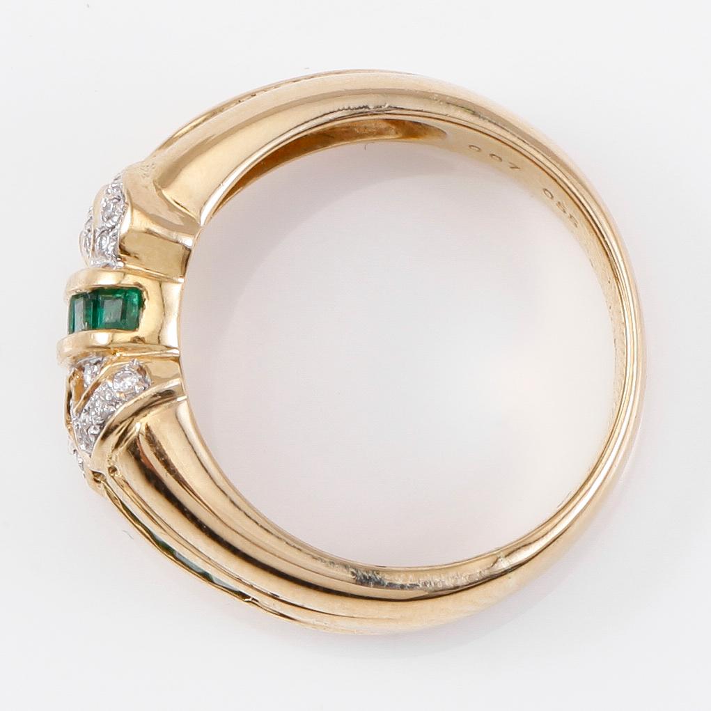 RING, 18K guld, diamanter och smaragder.