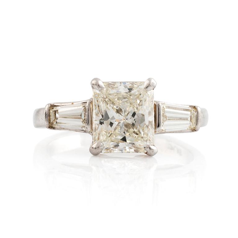 Platinum and ca 2,30 ct radiant cut diamond ring.