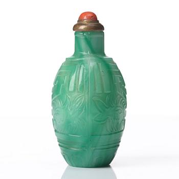 A snuff bottle with stopper, Qing dynasty, 19th Century.