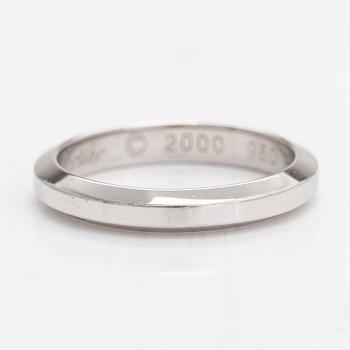 Cartier, a platinum ring. With certificate.