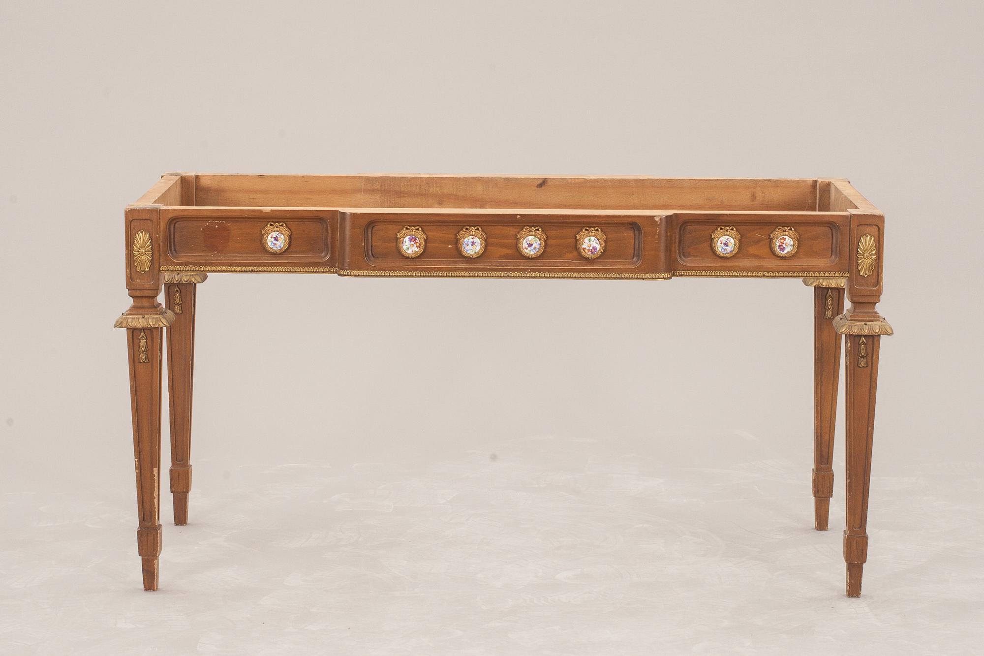 BORDSUNDEREDE, gustaviansk stil. 1900-tal.