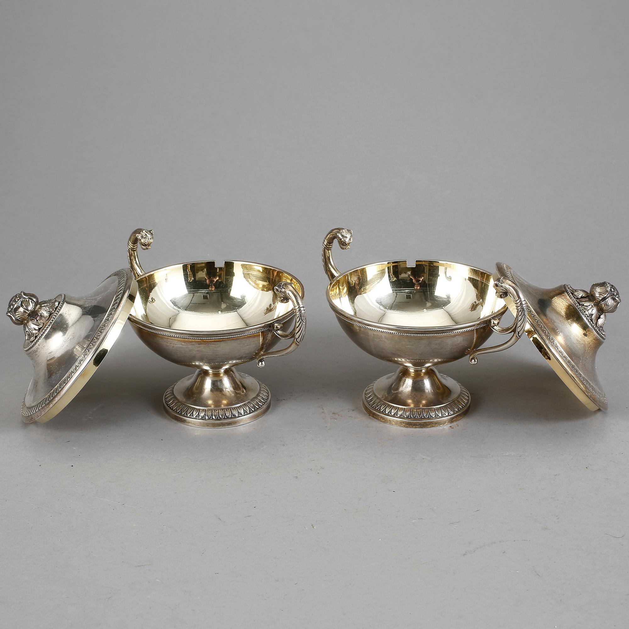 SOCKER/KONFEKTSKÅLAR, ett par, silver, empirestil, CG Hallberg, Stockholm 1911. Tot ca 848 gram.
